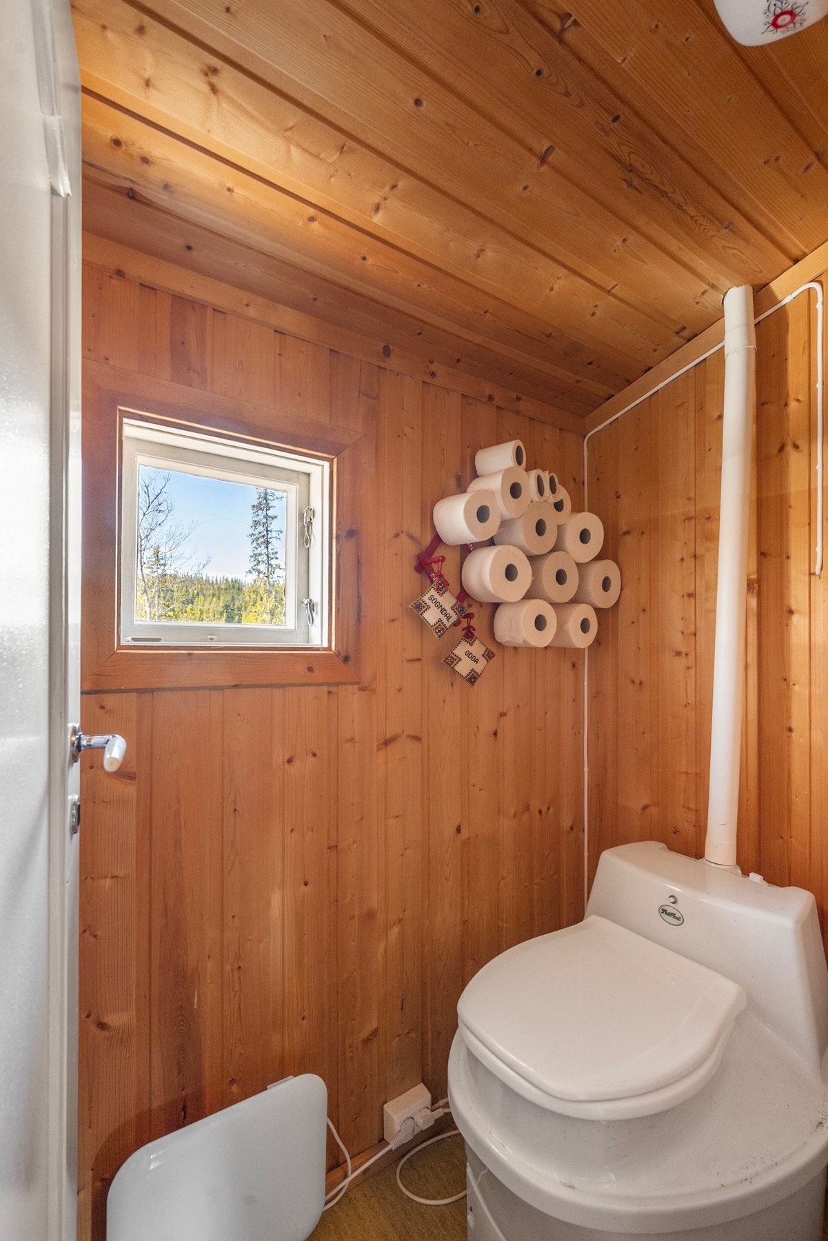Multoa-toalett er montert på dorommet, som også har panelovn for oppvarming. Galleribilde