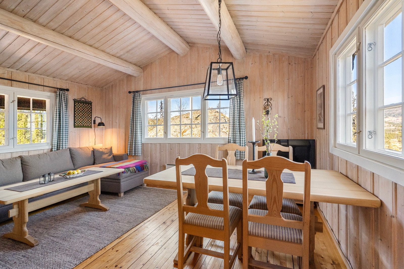Rommene har gode innredningsmuligheter med plass til både sofagruppe og spisebord Galleribilde