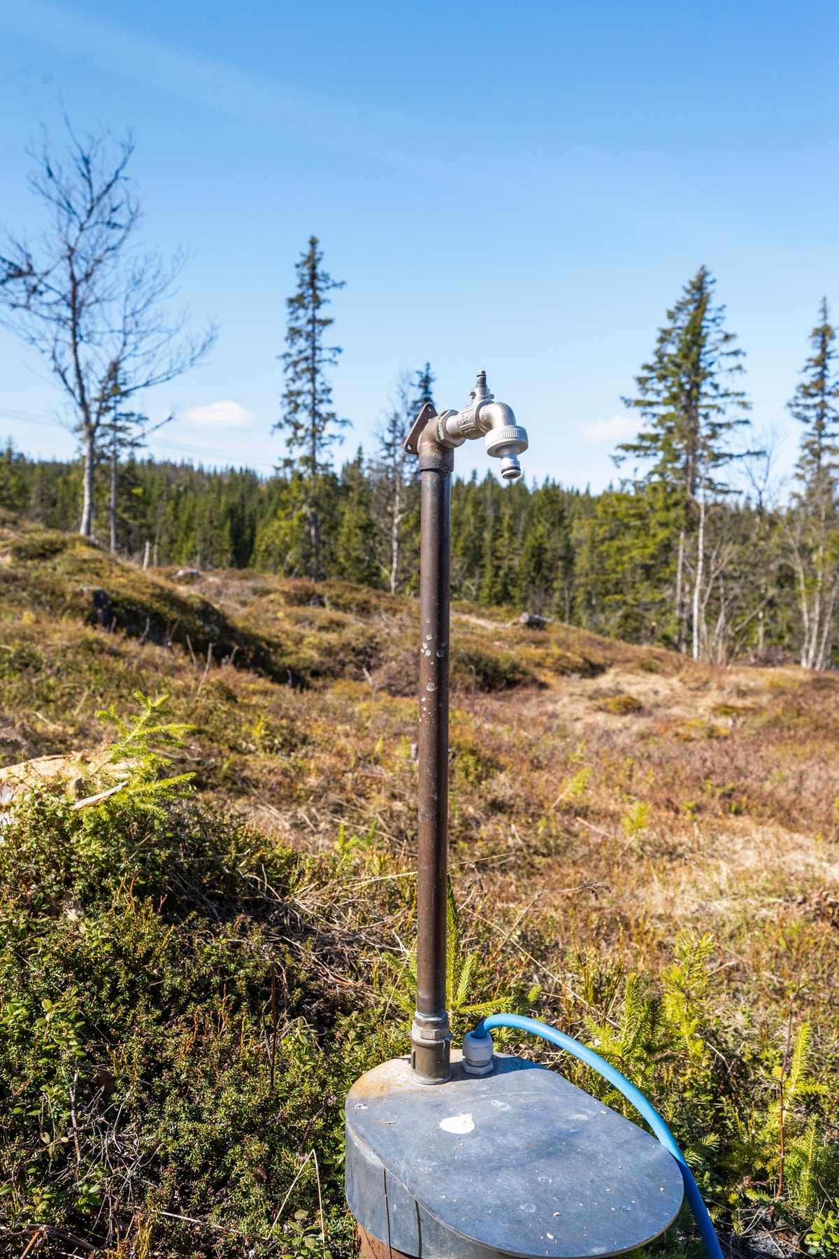 Vannforsyning fra privat borehull på eiendommen, hvor vann hentes ute. Galleribilde