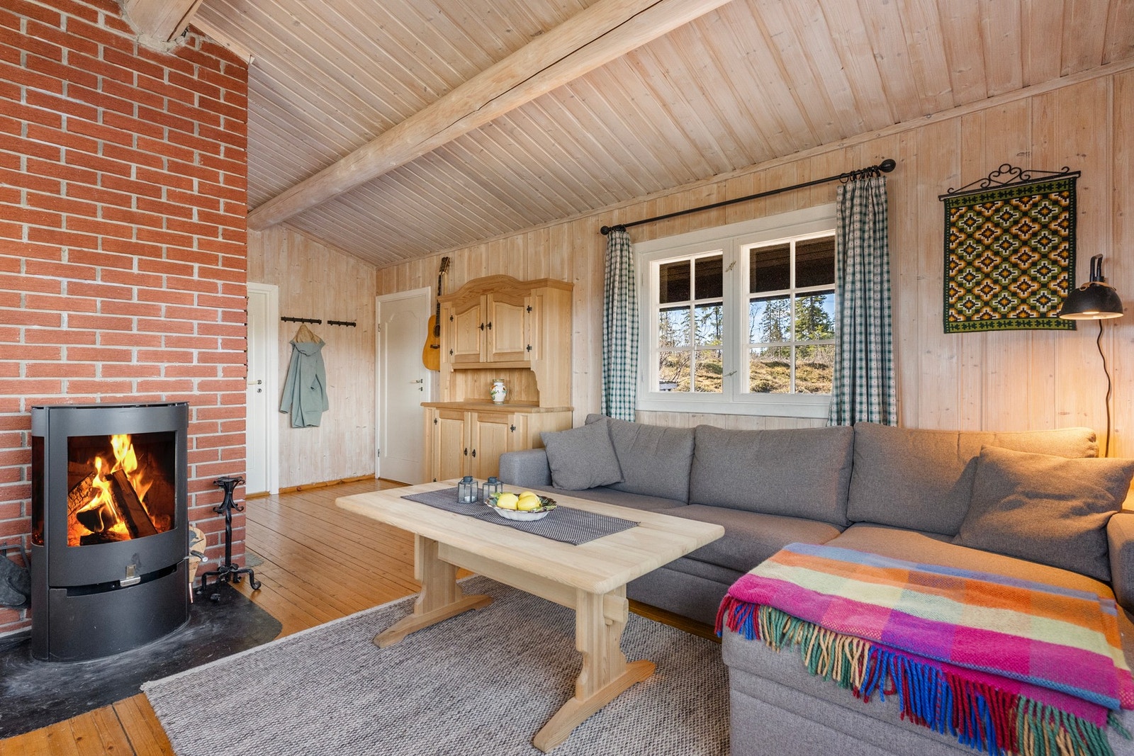 Sofaen er en dobbel sovesofa som gir ekstra sengeplasser ved behov. Galleribilde