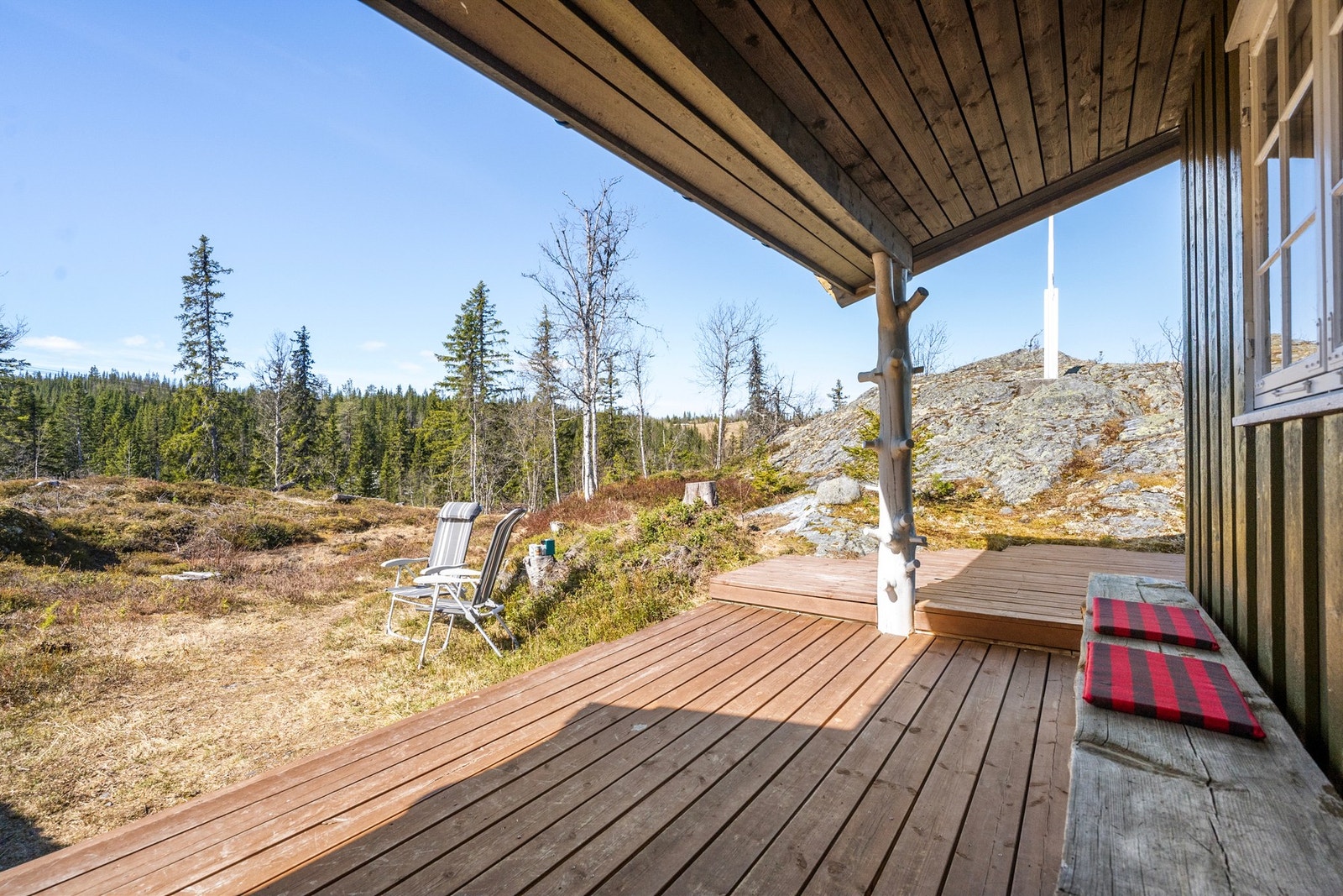 Utenfor inngangspartiet er det terrasse som strekker seg langs inngangspartiet og ene stueveggen - et fint sted å nyte rolige dager og lange sommerkvelder Galleribilde