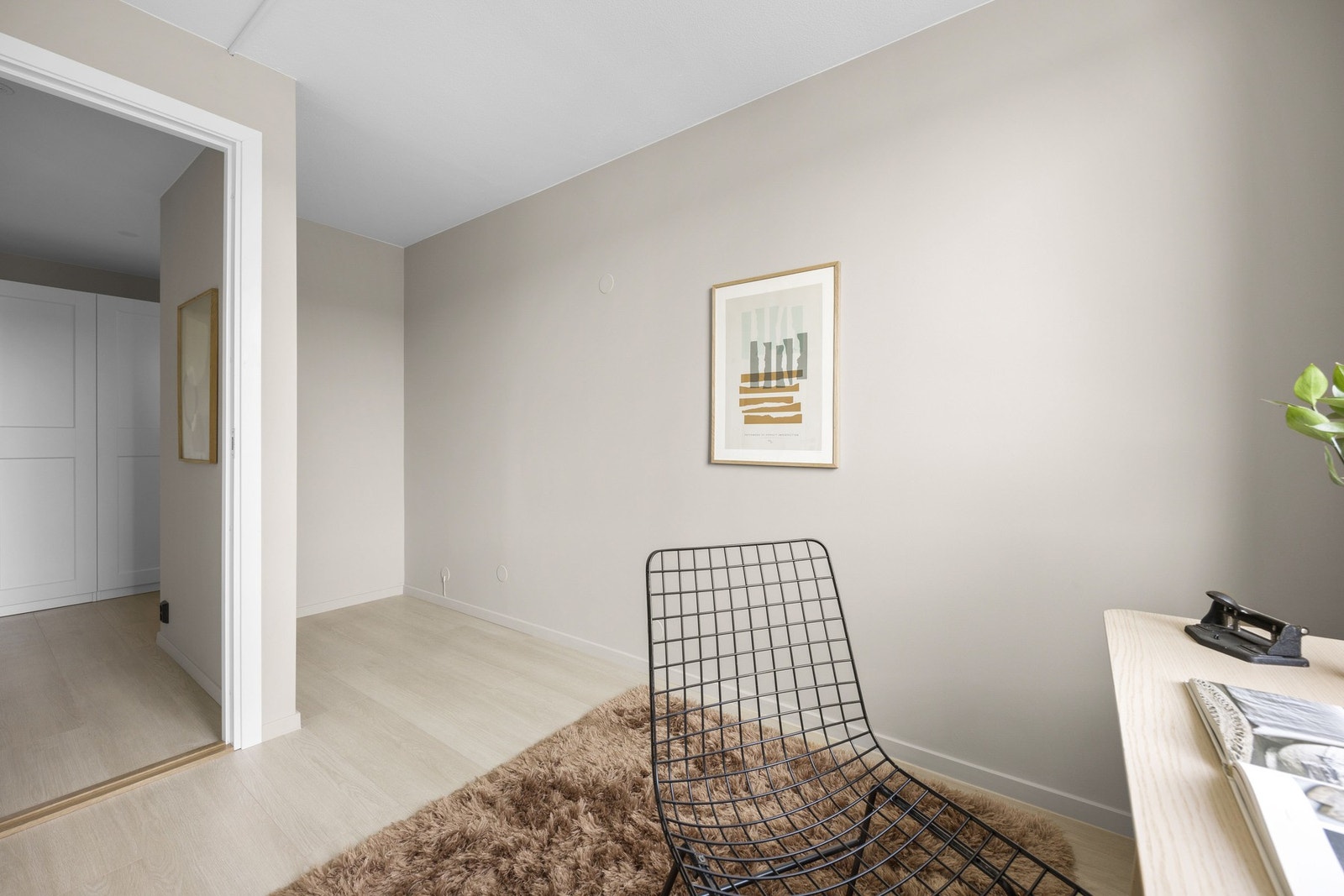 Fleksibelt rom med flere bruksmuligheter, innredet som kontor med plass til skrivebord og oppbevaring. Galleribilde