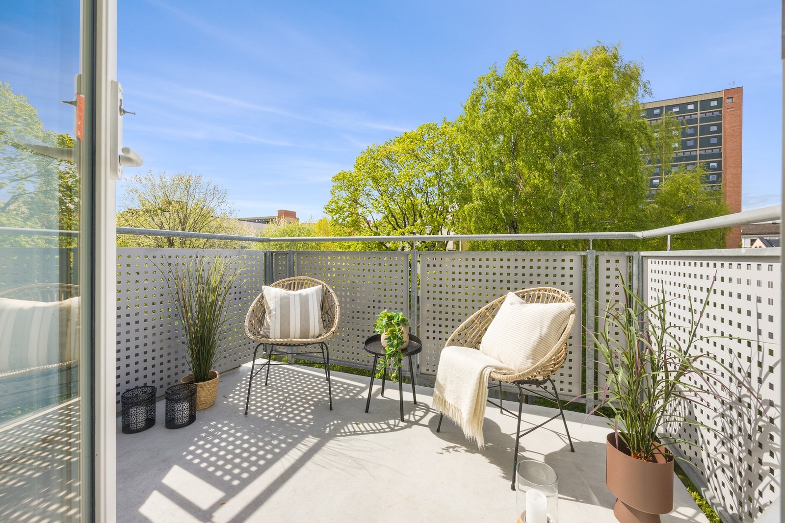 Solrik uteplass med plass til sittegruppe - et perfekt sted for rolige morgenkaffer og lange sommerkvelder. Galleribilde