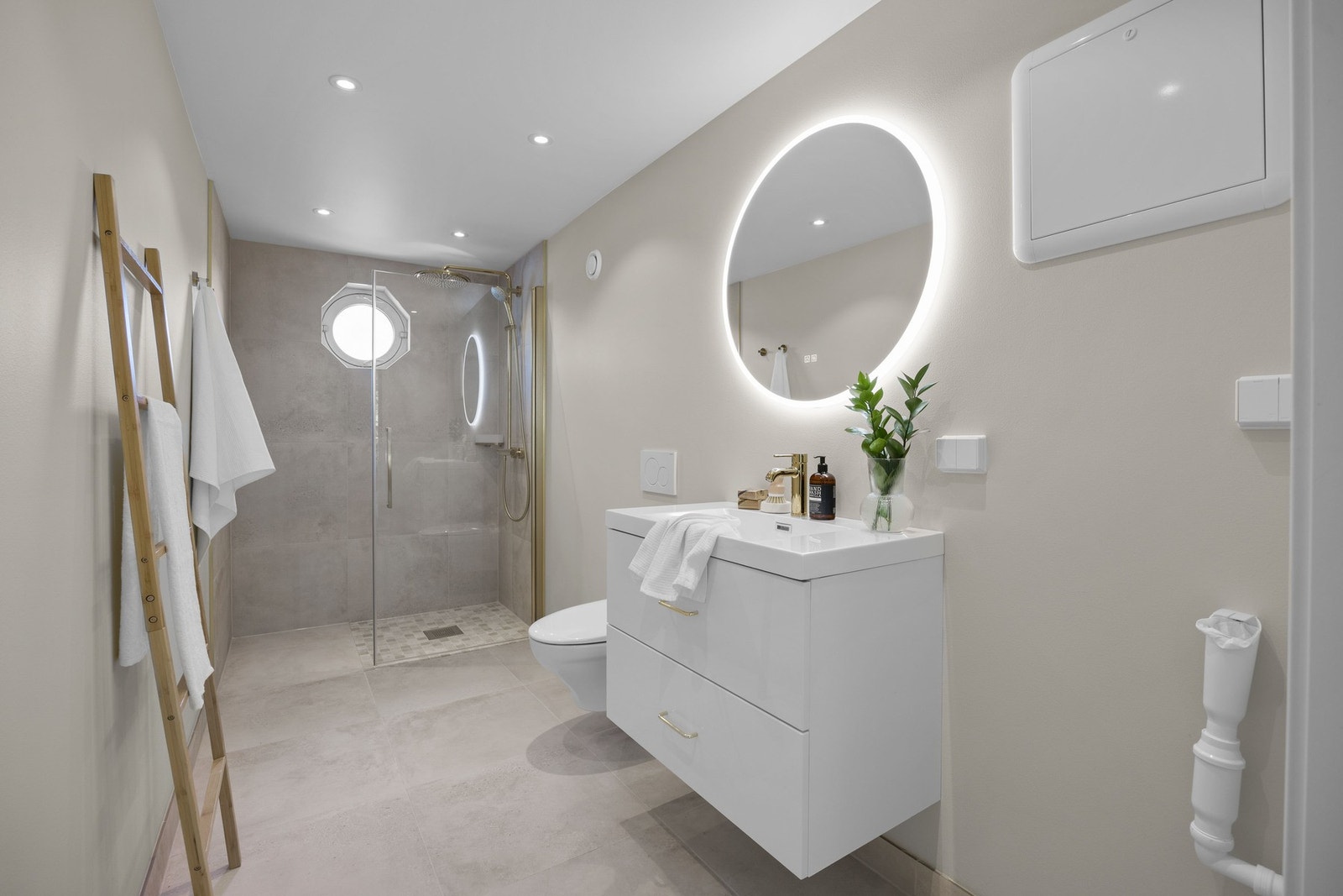 Delikat, flislagt bad med moderne uttrykk, varmekabler i gulv og romslig dusjhjørne med glassvegg samt Grohe Euphoria dusjsystem. Galleribilde