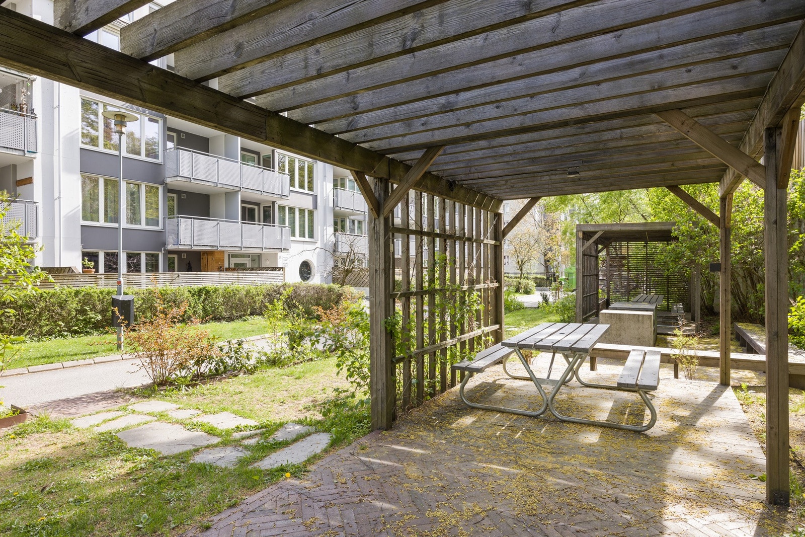 Sameiet byr på hyggelige fellesområder med pergola og sittegrupper - perfekte omgivelser for sosiale sammenkomster og avslapning utendørs. Galleribilde