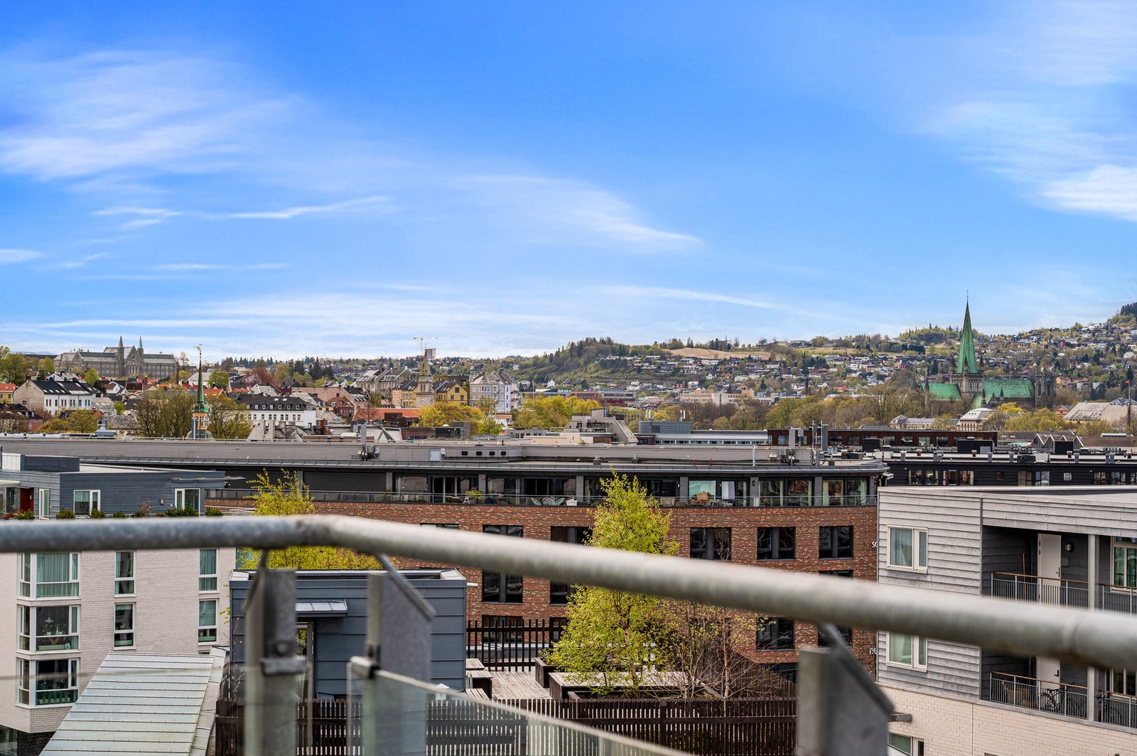 Fra balkongen har man herlig utsikt mot bl.a NTNU Gløshaugen og Nidarosdomen. Galleribilde