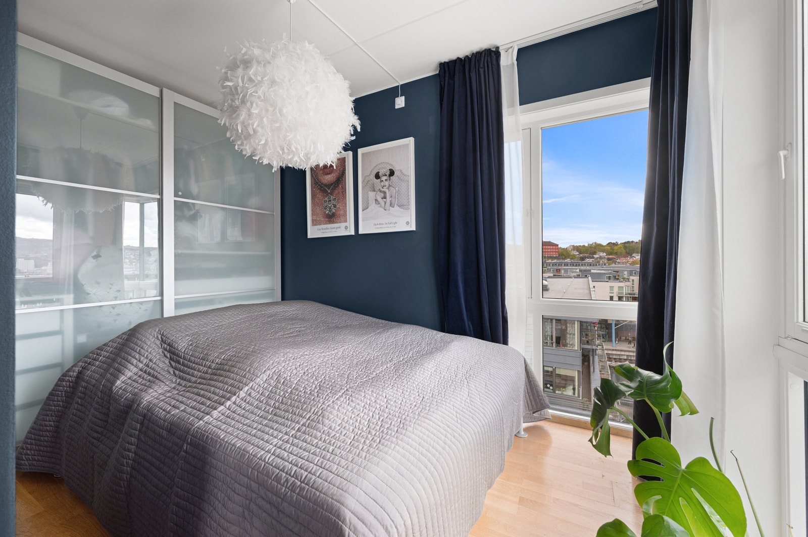 Her er det plass til dobbeltseng og garderobeskap. Galleribilde