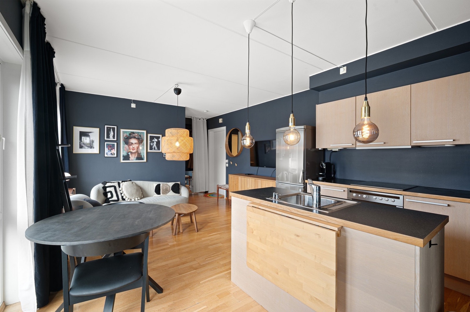 Det er god plass til spisebord mellom kjøkken og stue. Galleribilde