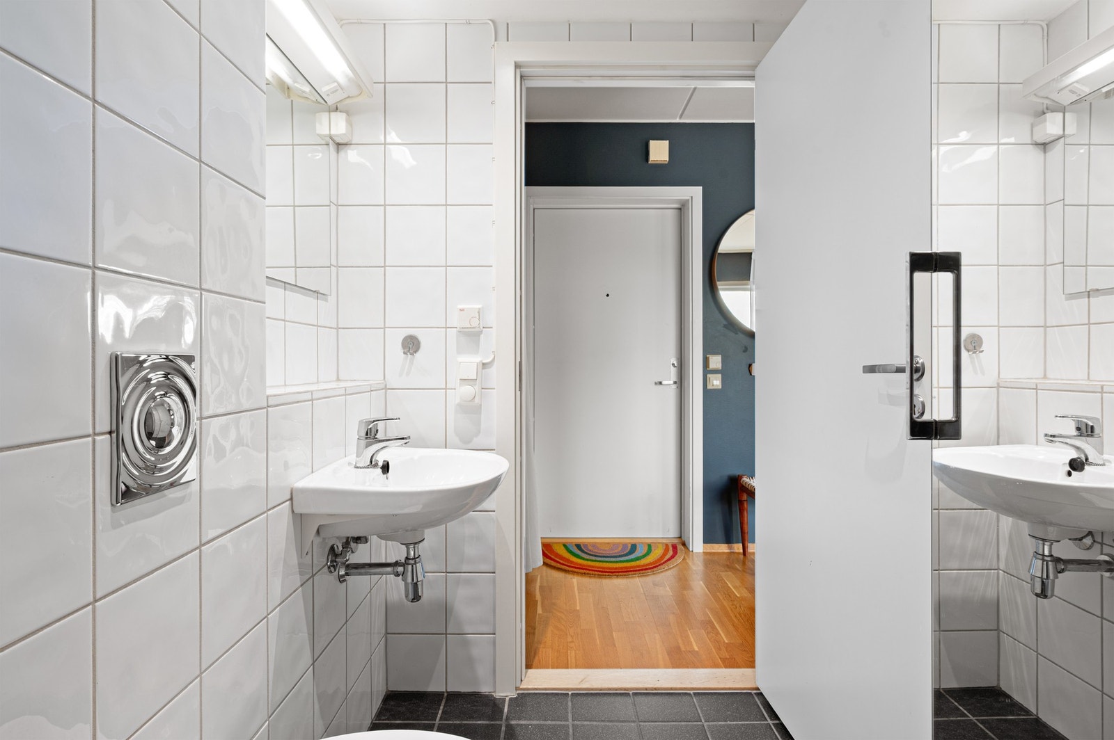 Det er god plass til vaskemaskin på badet. Galleribilde