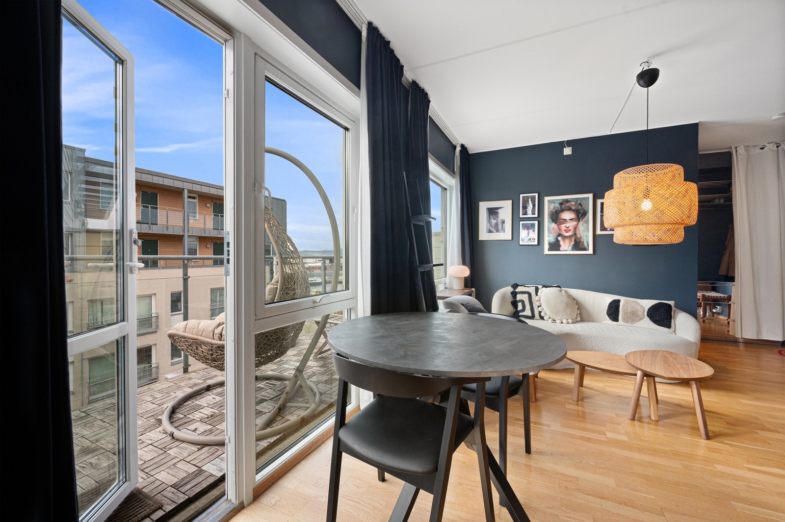 En praktisk og flott andelsleilighet med fin beliggenhet i toppetasjen. Galleribilde