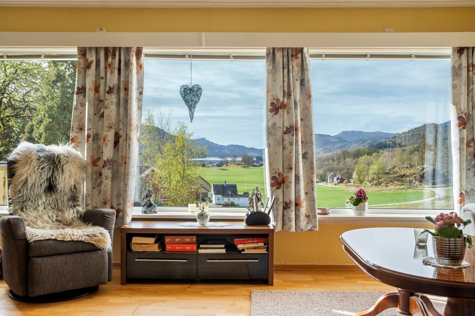 Utsikten fra stuen rammer inn det landlige nærområdet. Galleribilde