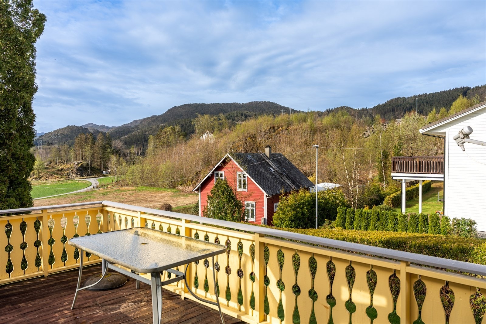 Fra uteområdet er det utsikt over det omkringliggende landskapet. Galleribilde