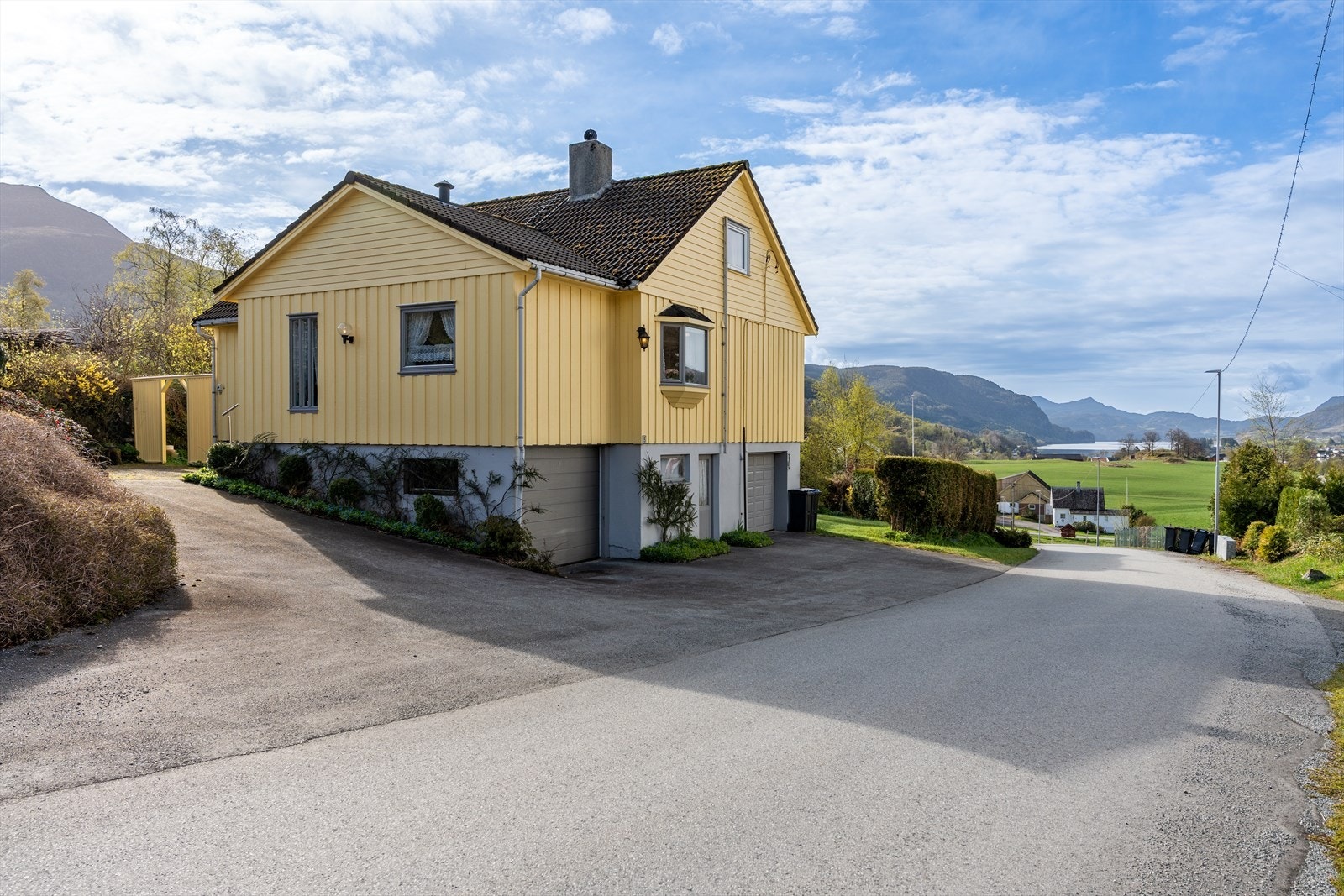 Eiendommen har asfaltert innkjørsel. Galleribilde