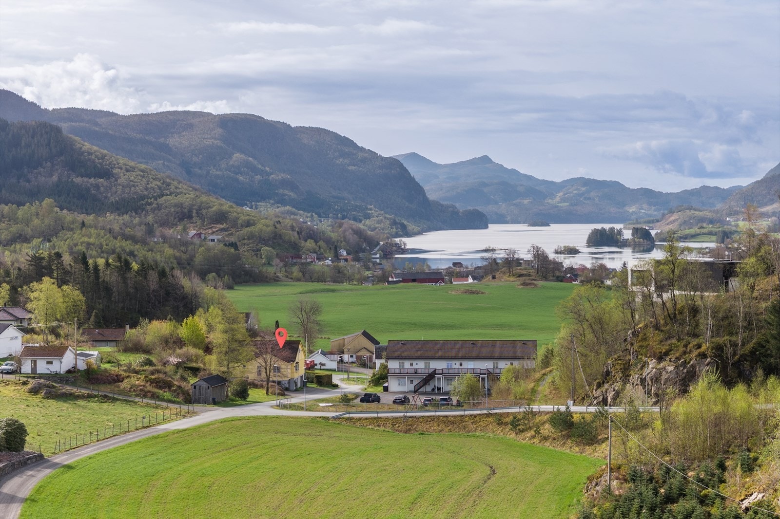 Beliggenhet med utsikt over det omkringliggende landskapet og Vatsvatnet. Galleribilde