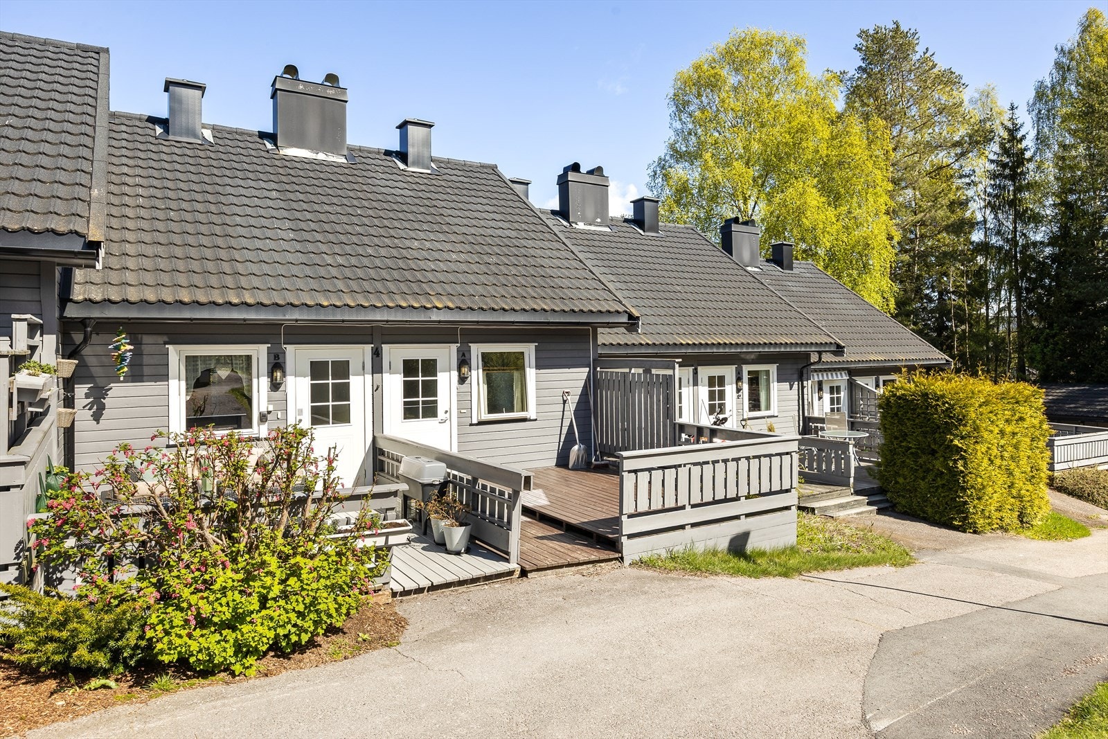 Sydvendt terrasse ved inngangspartiet på ca. 15 kvm. Galleribilde