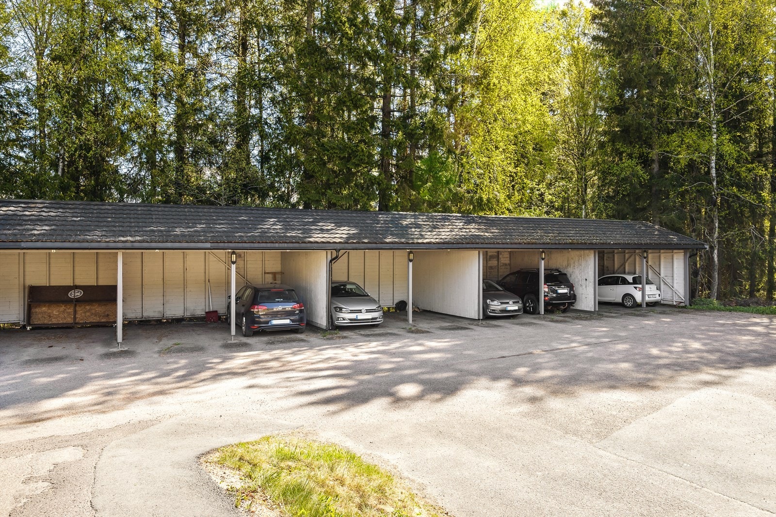 Parkering i carport med elbil-lader. Galleribilde