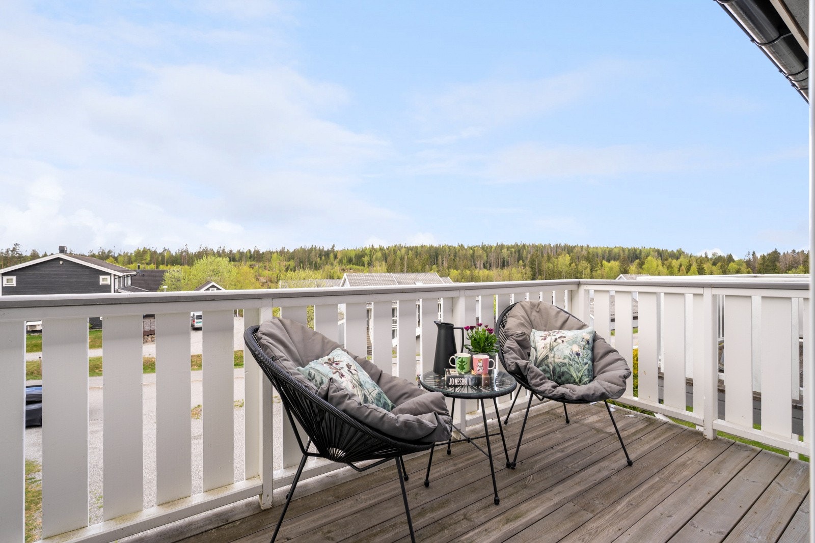 Utgang til balkong på fremsiden med plass til kafésett. Gode solforhold utover ettermiddag og kveld. Galleribilde