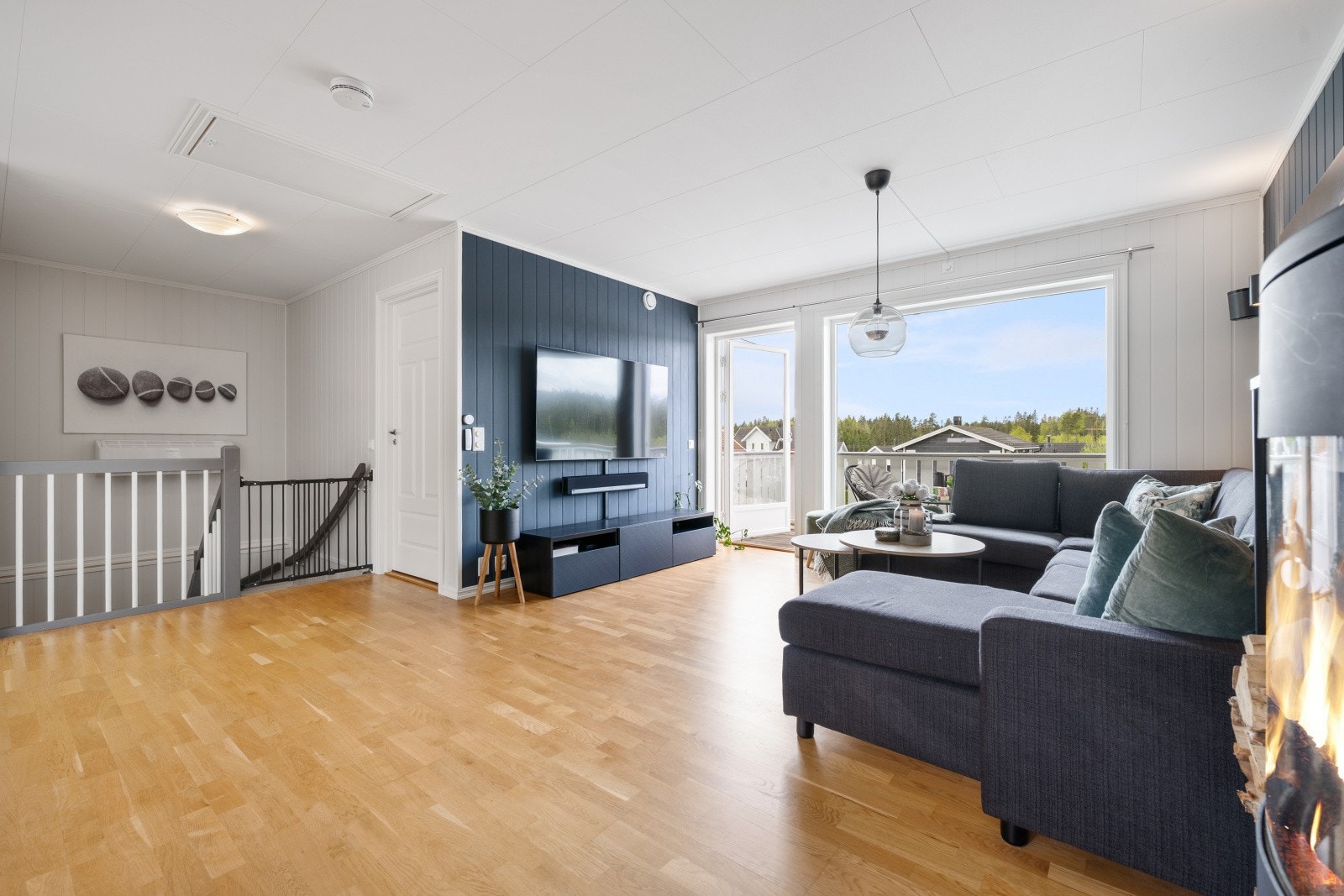 Boligen strekker seg over to plan. Stuen har en åpen løsning mot kjøkkenet. Galleribilde