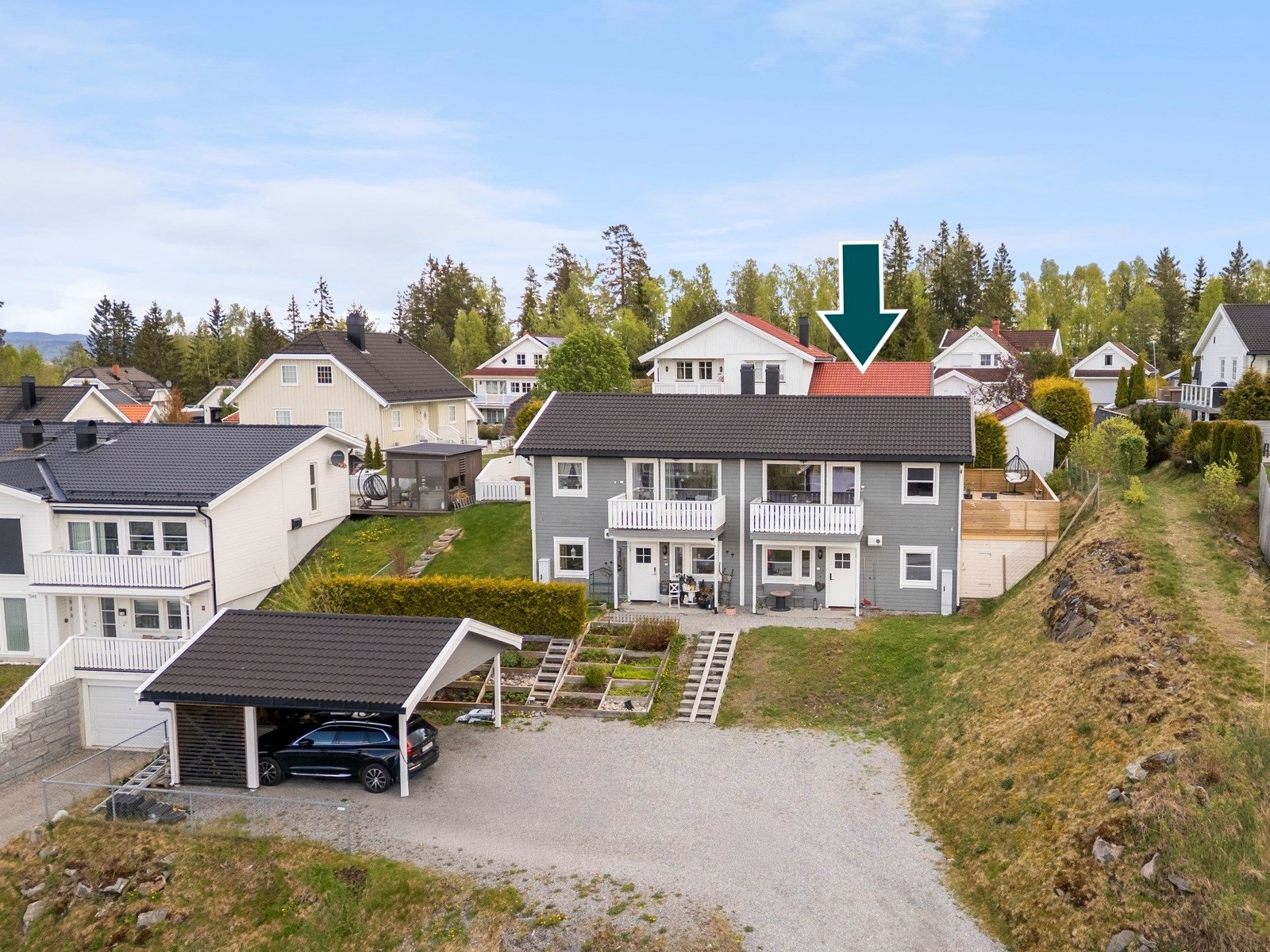 Parkering i carport med elbillader og ellers rikelig på egen tomt. Trapp deles med nabo. Galleribilde