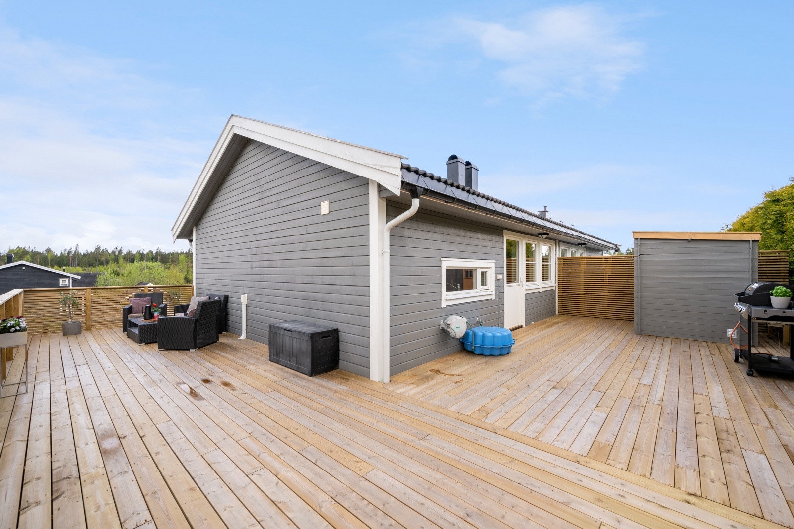 Fra stuen har du utgang til en stor terrasse med mange muligheter. Galleribilde