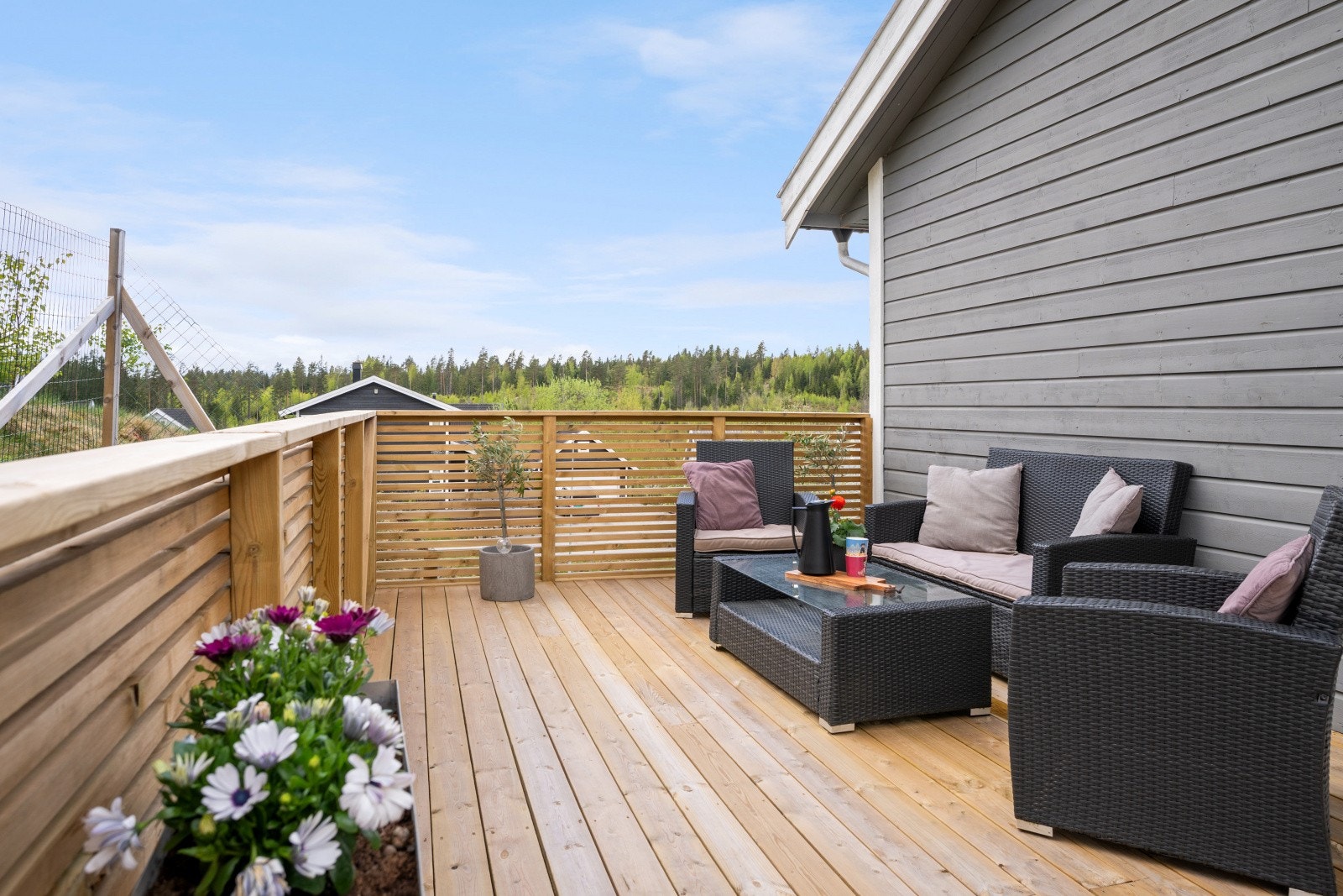 God plass til utemøbler, grill og annen beplantning. Galleribilde
