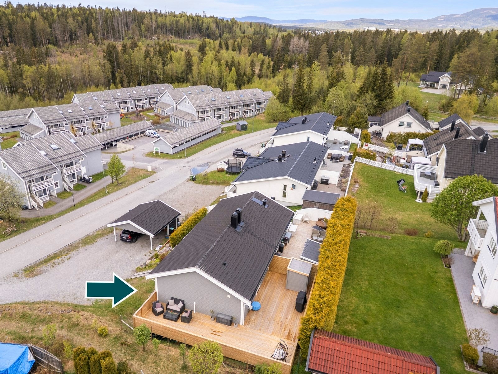 God intern beliggenhet på feltet i et barnevennlig område. Galleribilde