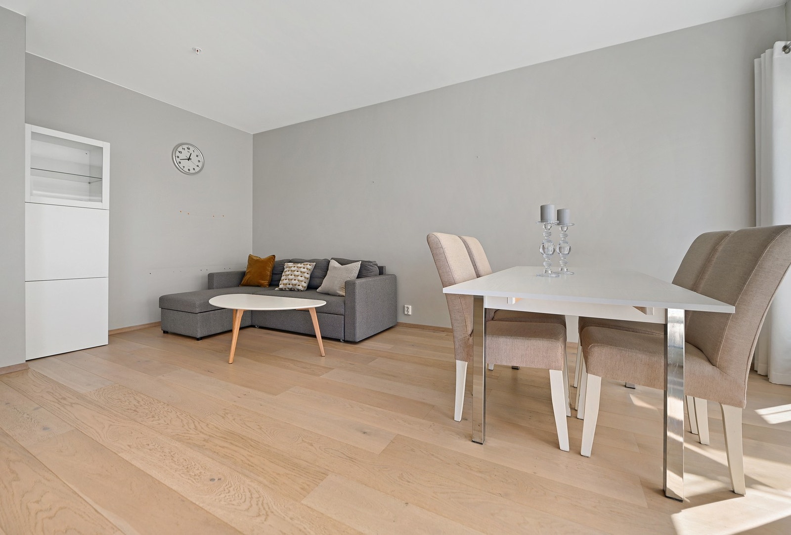 Planløsningen gjør stuen enkel å møblere, med god plass til både sofagruppe og spisebord. Galleribilde