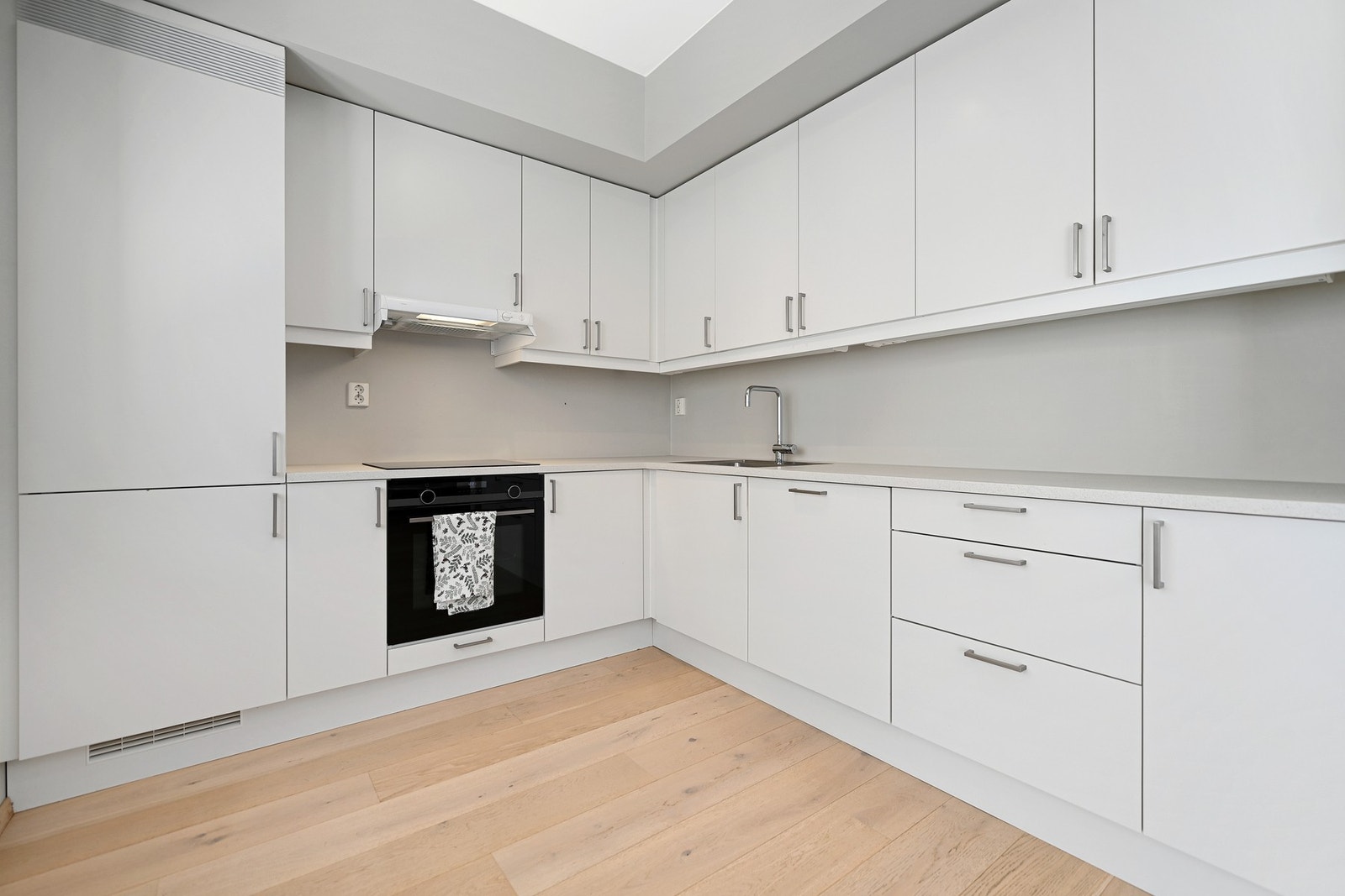 Innredningen har slette fronter og laminat benkeplate, noe som gir et moderne og tidløst uttrykk. Galleribilde