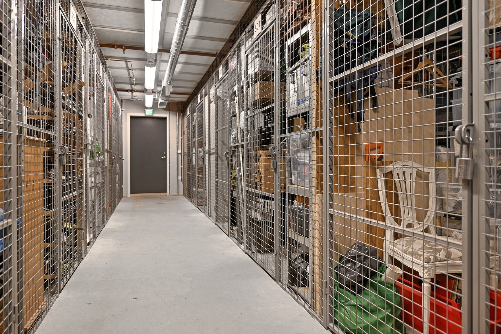 Leiligheten har bod i 1. etasje. Denne har adkomst både fra trappehuset og fra bakkeplan, noe som gjør den lett tilgjengelig i hverdagen. Galleribilde