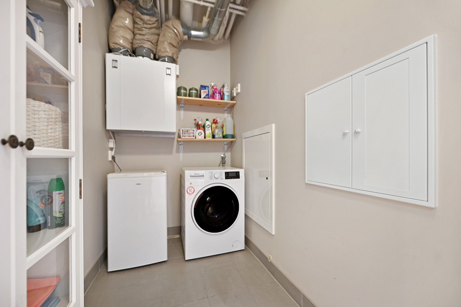I tilknytning til badet finner du bod/teknisk rom med opplegg for både vaskemaskin og tørketrommel. Dette gir en praktisk løsning for klesvask og ekstra oppbevaring. Galleribilde