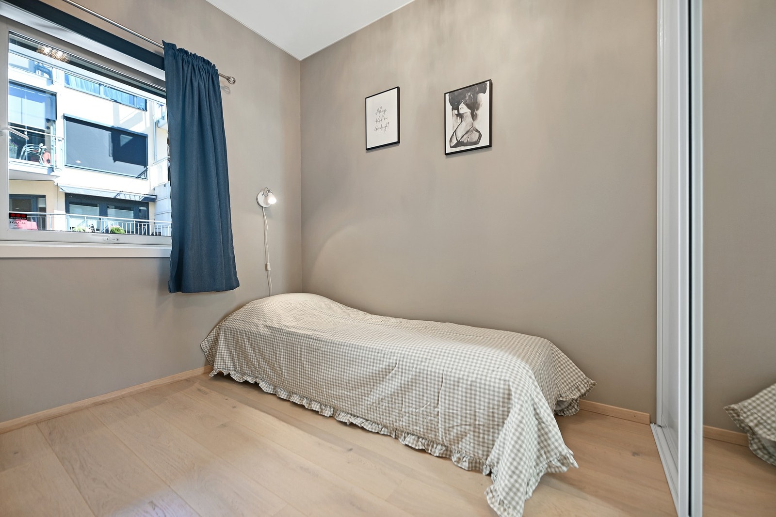 Det andre soverommet egner seg godt som barnerom, gjesterom eller hjemmekontor, alt etter behov. Soverommet har også skyvedørsgarderobe. Galleribilde