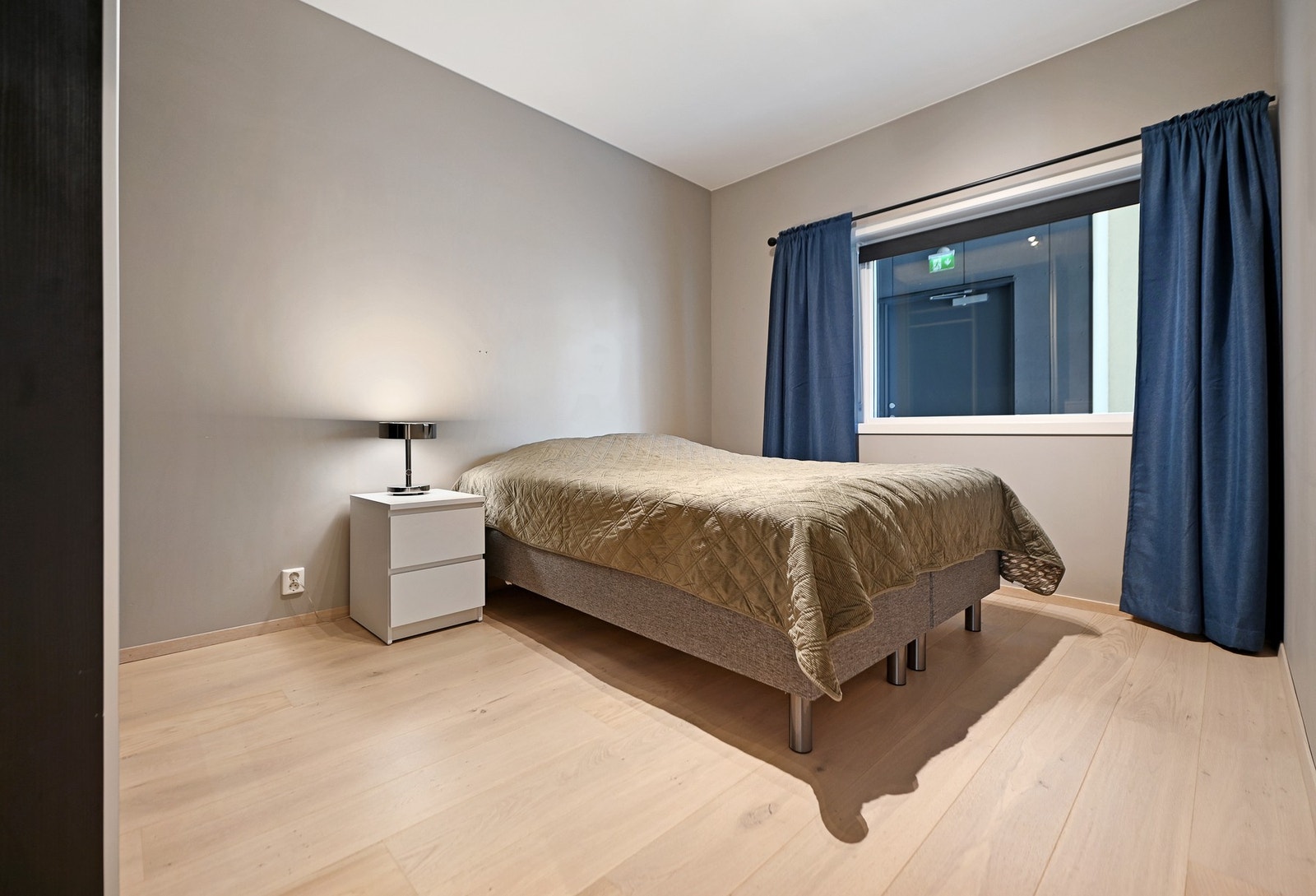Hovedsoverommet har god plass til dobbeltseng og er utstyrt med skyvedørsgarderobe. Galleribilde
