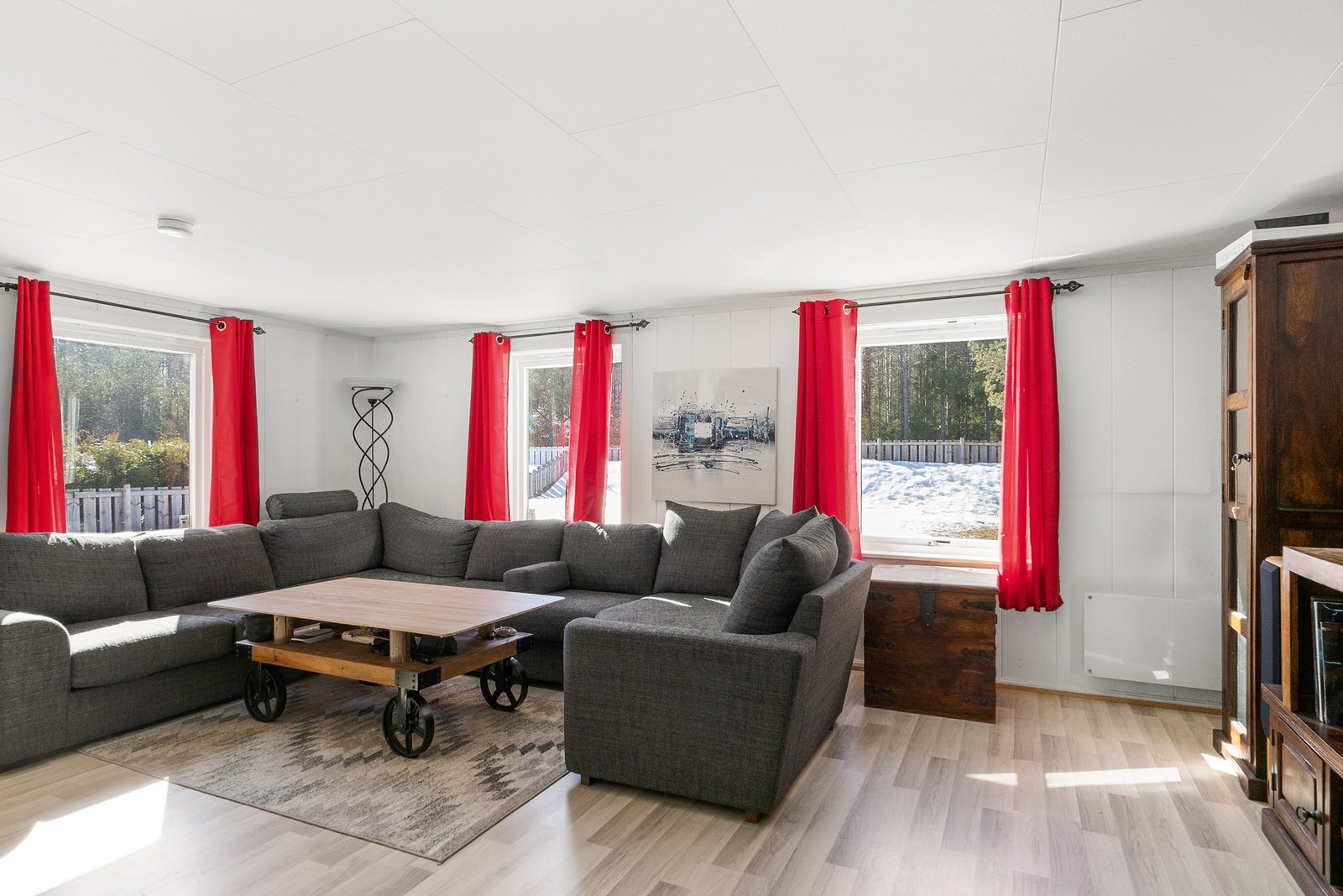 Romslig stue som har godt med lysinnslipp. Galleribilde