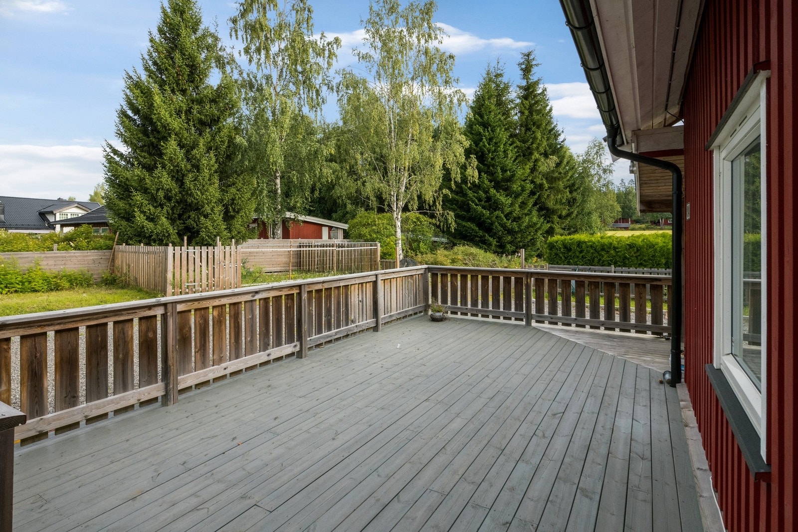 Veranda går rundt hele boligen.
Velkommen til en hyggelig visning! Galleribilde