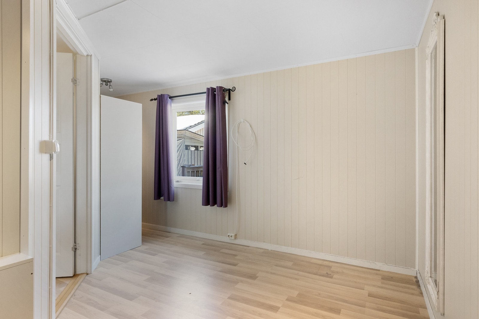 Soverom i 1.etasje har også mulighet for walk-in garderobe. Galleribilde