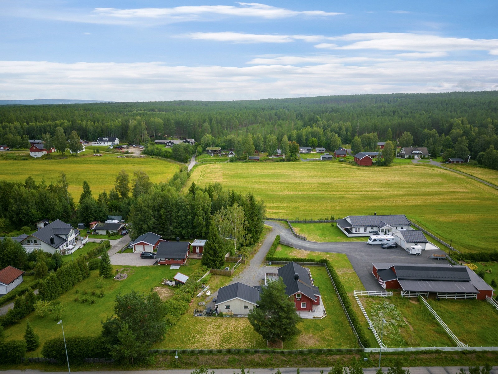 Utenfor eiendommen er det etablert gang- og sykkelsti som fører deg helt til Elverum sentrum Galleribilde