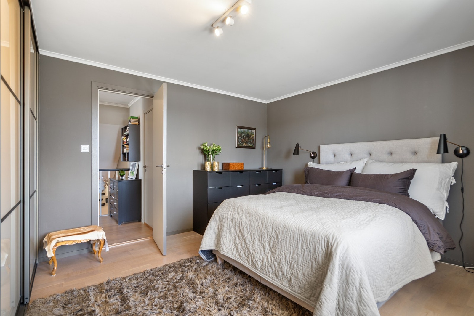 Master bedroom har stor skyvedørsgarderobe Galleribilde