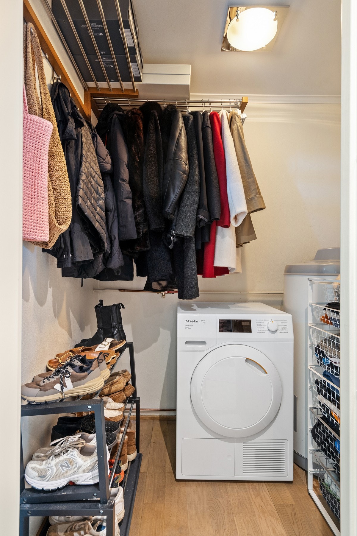 To praktisk boder/garderobe i forbindelse med hallen Galleribilde