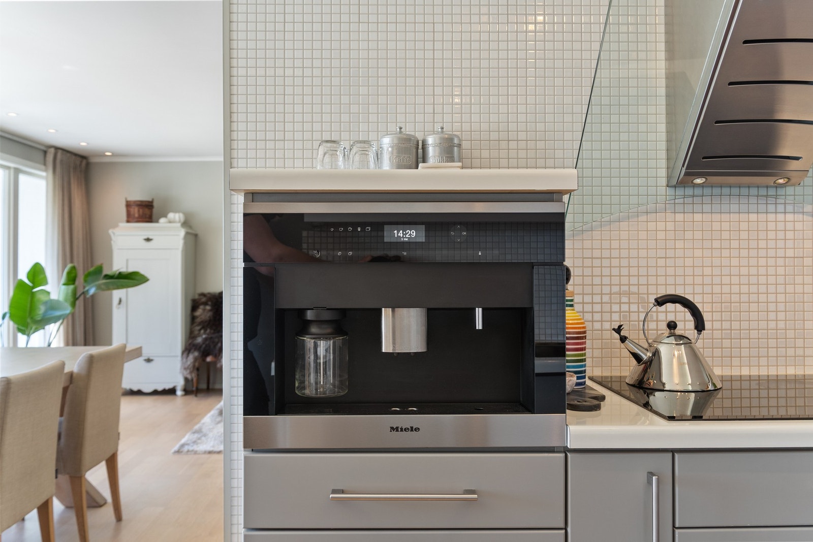 Alt av integrerte hvitevarer bla kaffemaskin i høyden Galleribilde