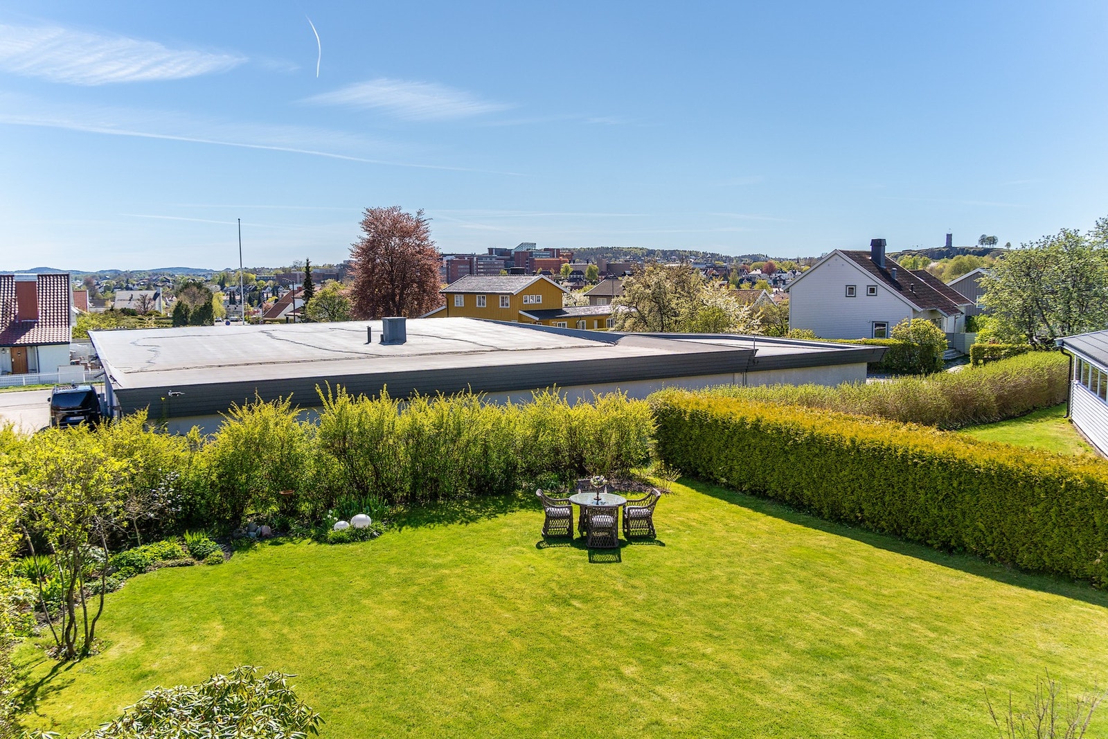 I og med at dette er enderekkehus får man en stor og fin hage her Galleribilde