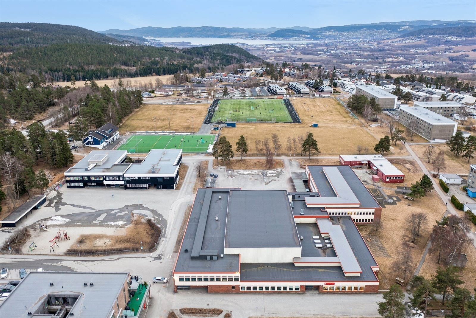 I nærområdet finner du skoler og store idrettsanlegg, inkludert flere fotballbaner. Galleribilde