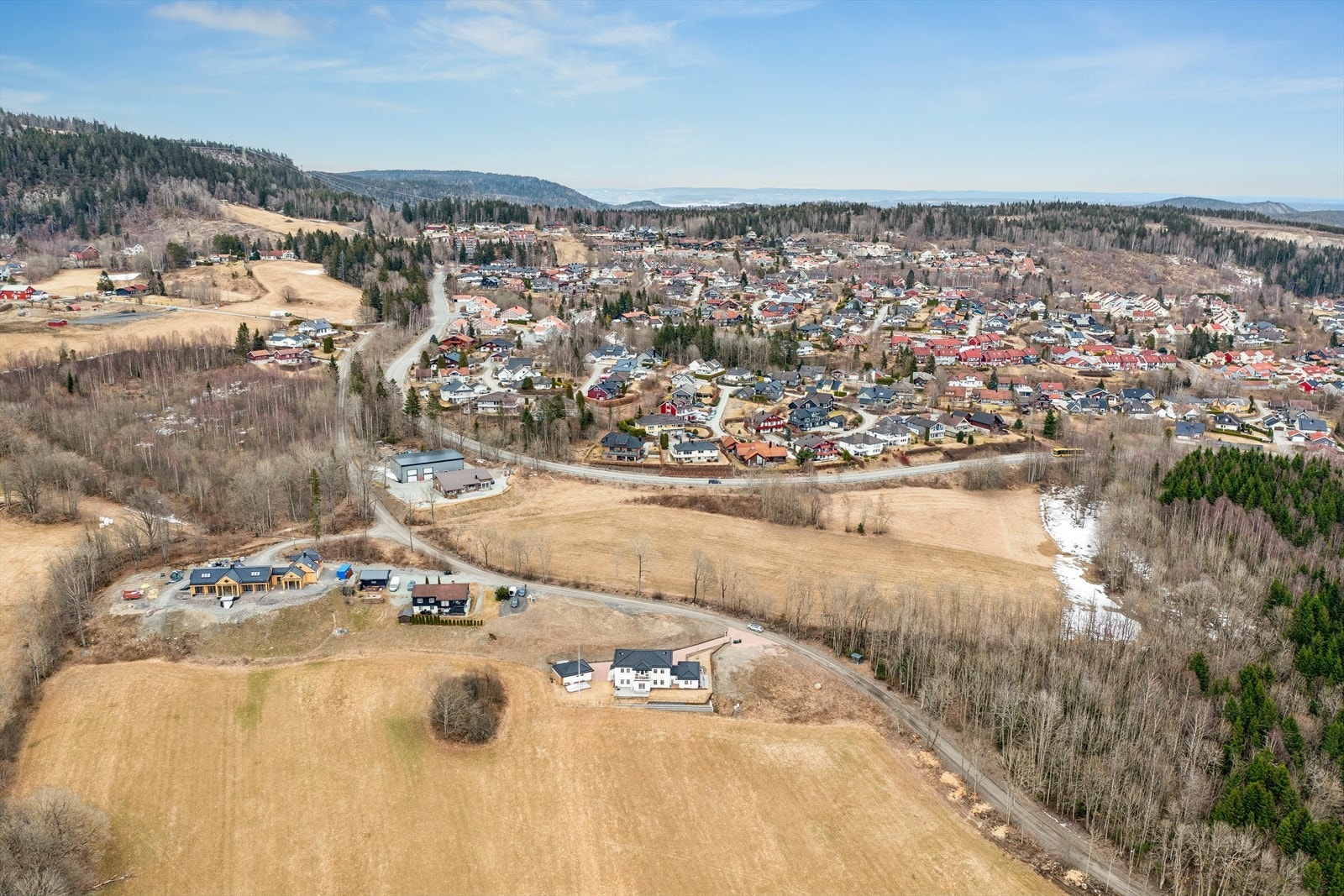 Tomten er plassert i ytterkanten av et veletablert boligfelt, og kombinerer nærhet til naboer med en privat og tilbaketrukket følelse. Galleribilde