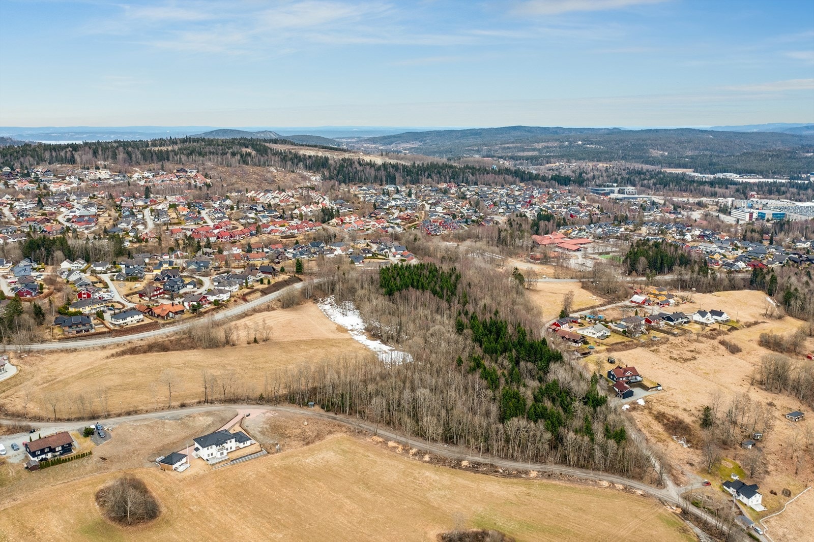 Eiendommen har adkomst fra Kraftveien og ligger i et idyllisk område med eneboliger, gårder og landbruksareal. Galleribilde