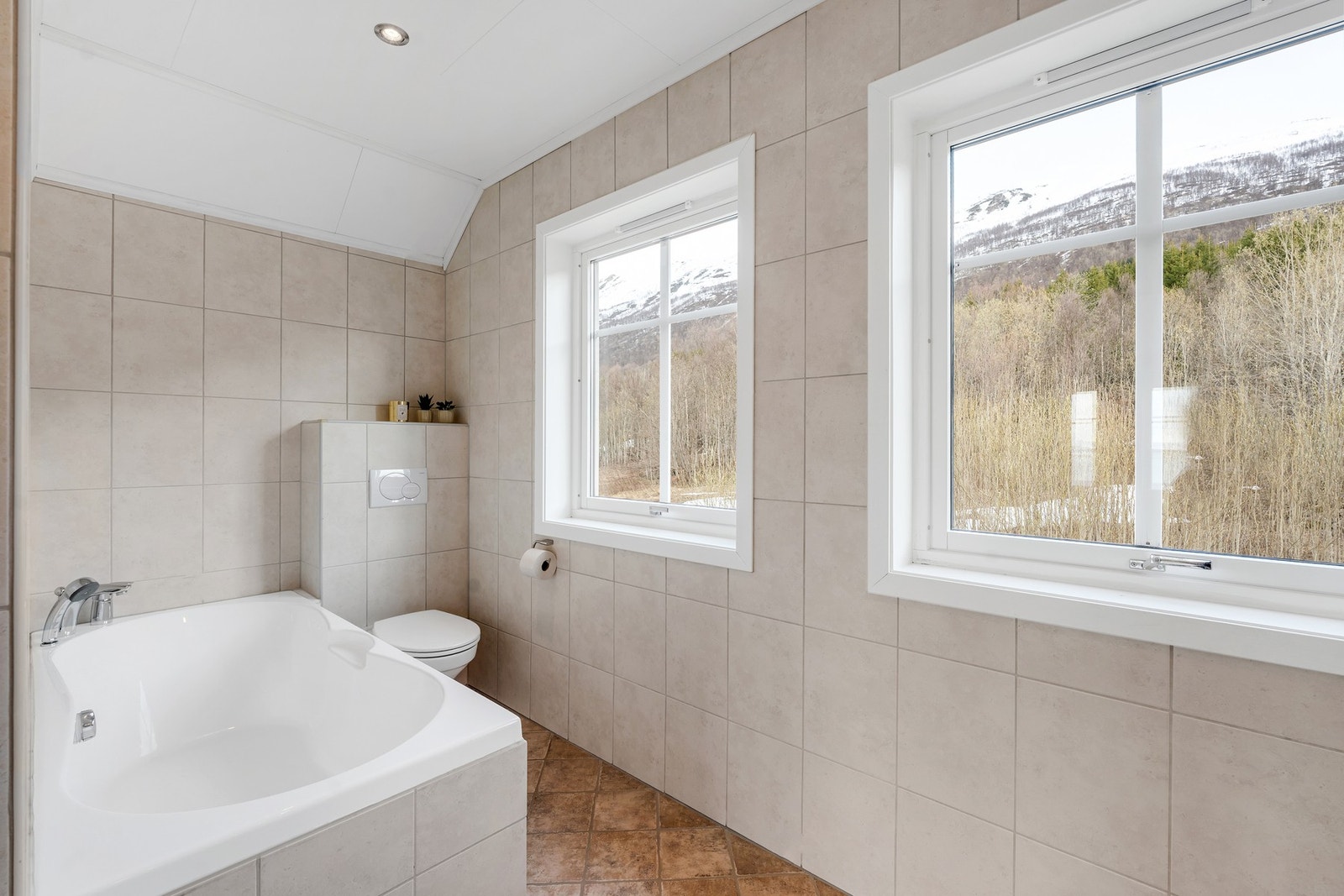 Stort badekar og ingen innsyn. Galleribilde