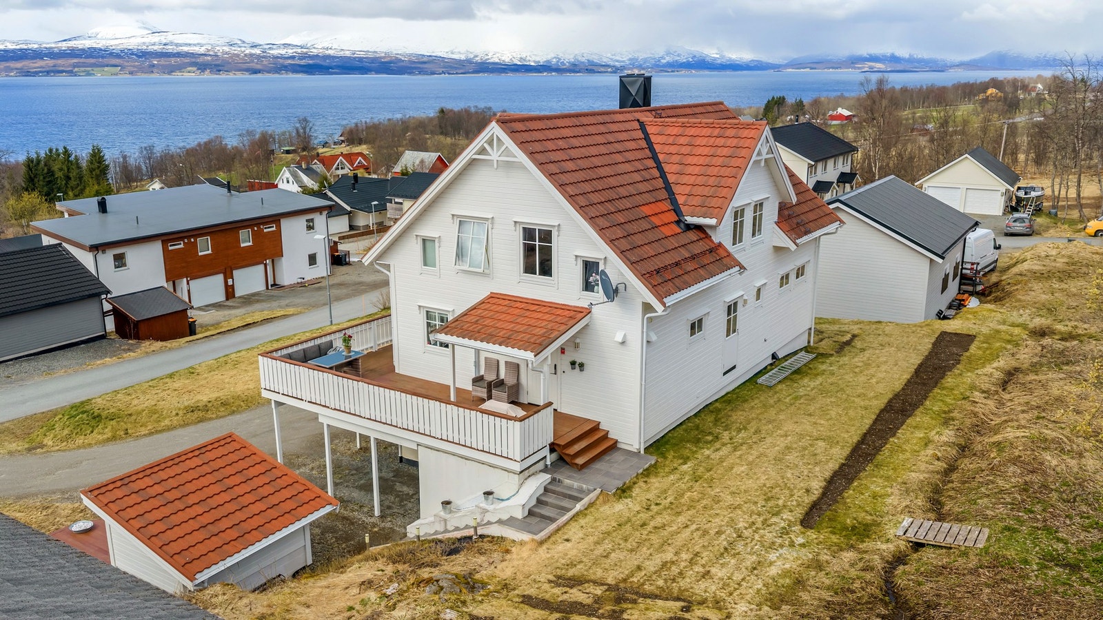 Eiendommen har optimal intern beliggenhet - helt øverst i boligfeltet med friområder rett bak. Galleribilde