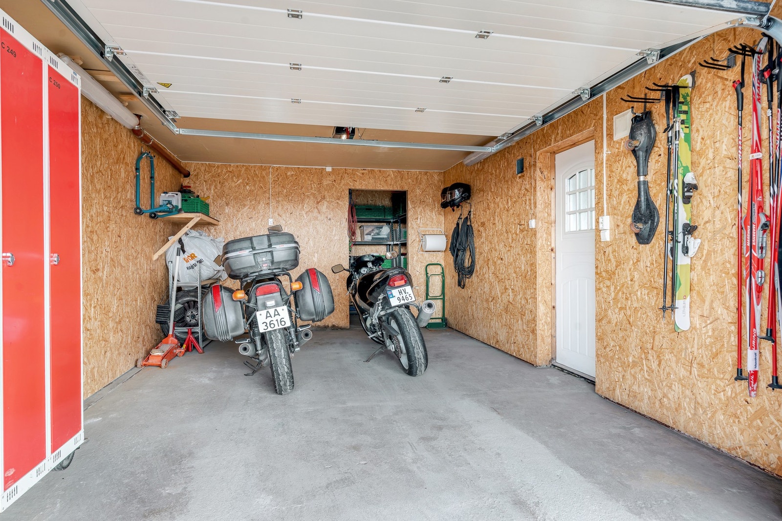 Det er god plass til parkering i integrert garasje og på egen tomt. Galleribilde