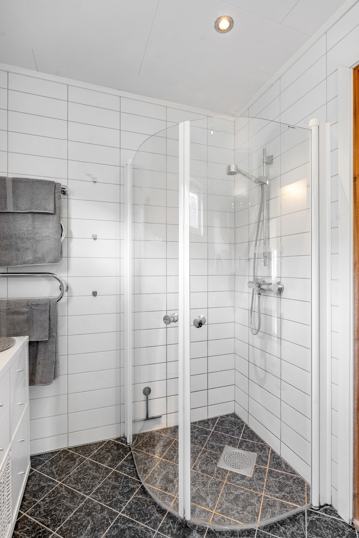 Bad med dusjkabinett. Galleribilde