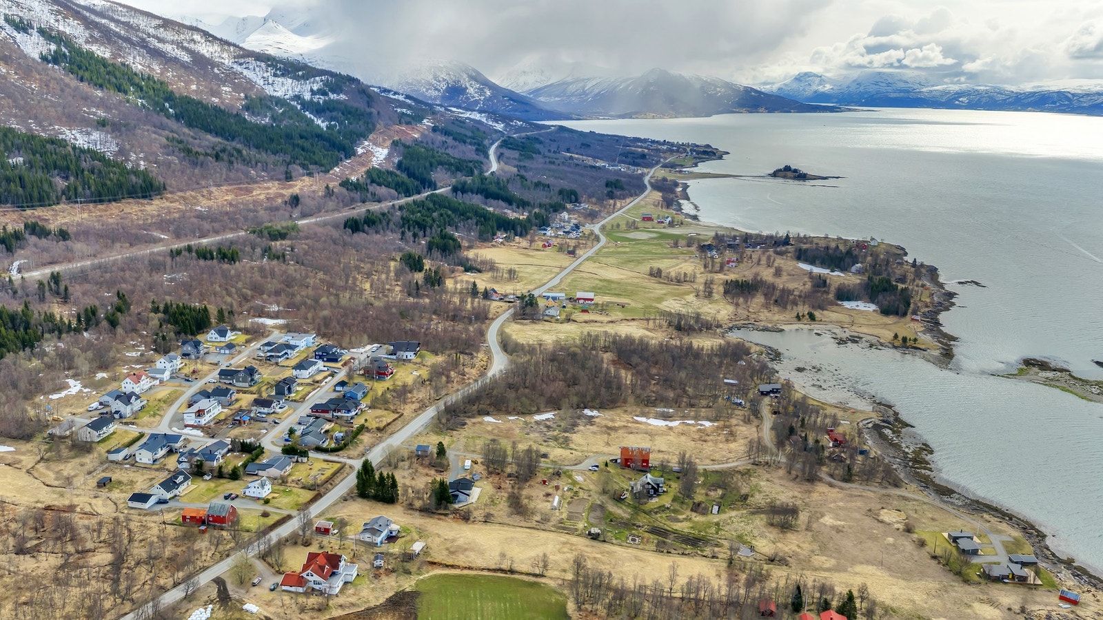 Tromsø sentrum ligger en kjøretur unna, noe som gir en god balanse mellom rolige omgivelser og nærhet til byens fasiliteter. Galleribilde