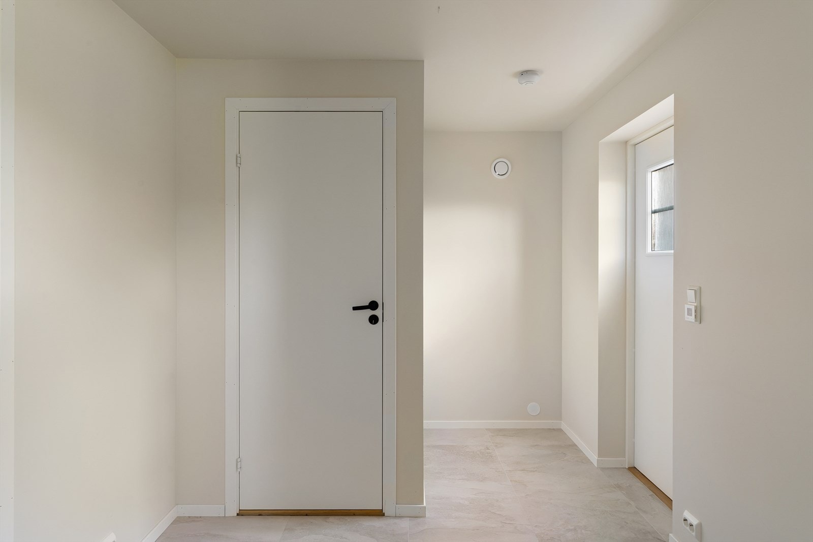 Inngangspartiet til enheten i kjelleren. Hele etasjen ble renovert i 2026. Galleribilde
