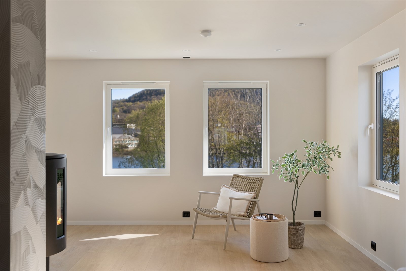 De store vindusflatene gir rikelig med naturlig lys og rammer inn utsikten mot vannet. Galleribilde